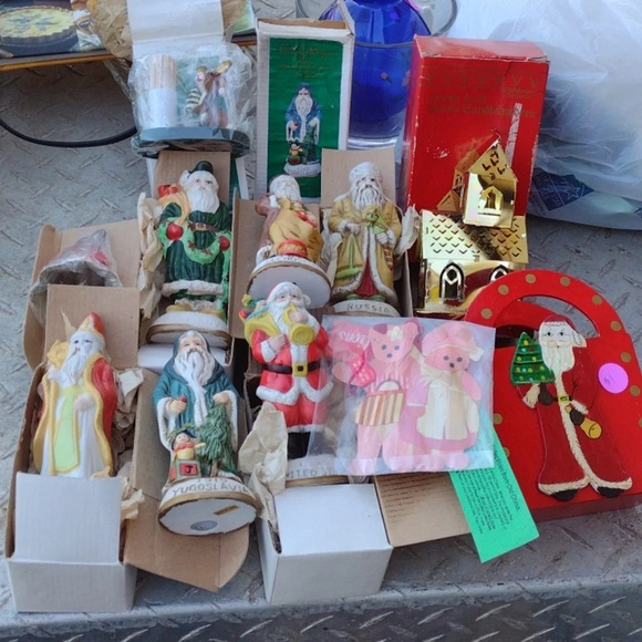 Santa's From Around the World Bonus Lot - Picture 1 of 4